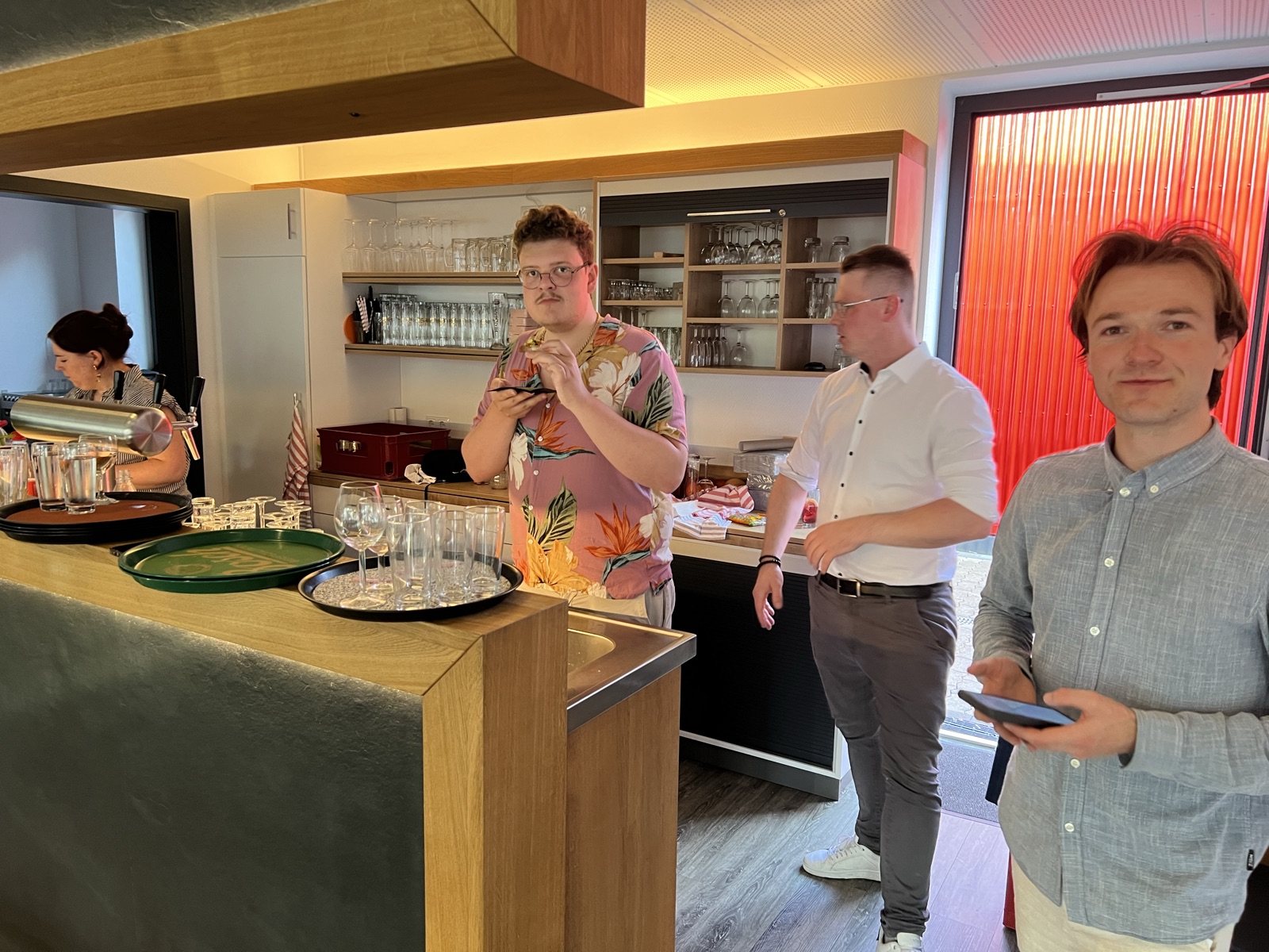 Rotaract Siegen kellnert – Team am Tresen (Via Adrina, Bad Berleburg)