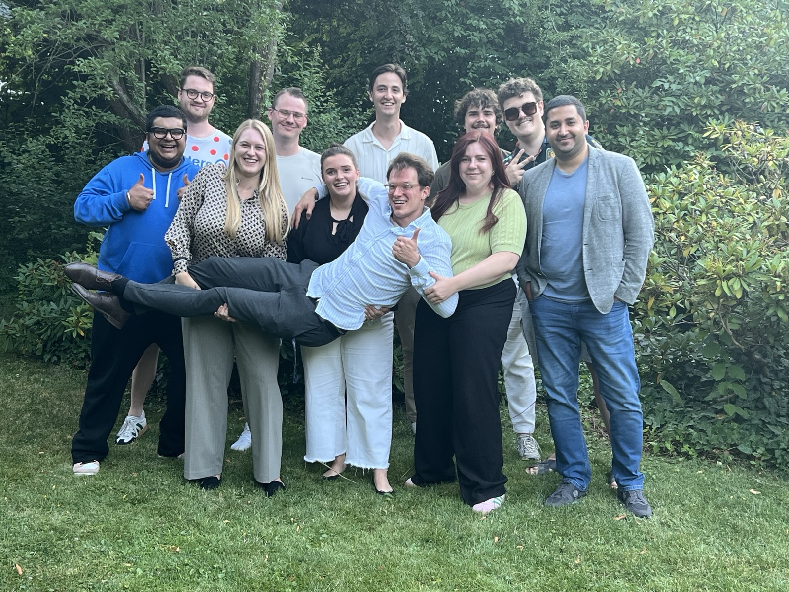 Der Vorstand des Rotaract Club Siegen 2026/27 in ausgelassener Stimmung beim Grillabend