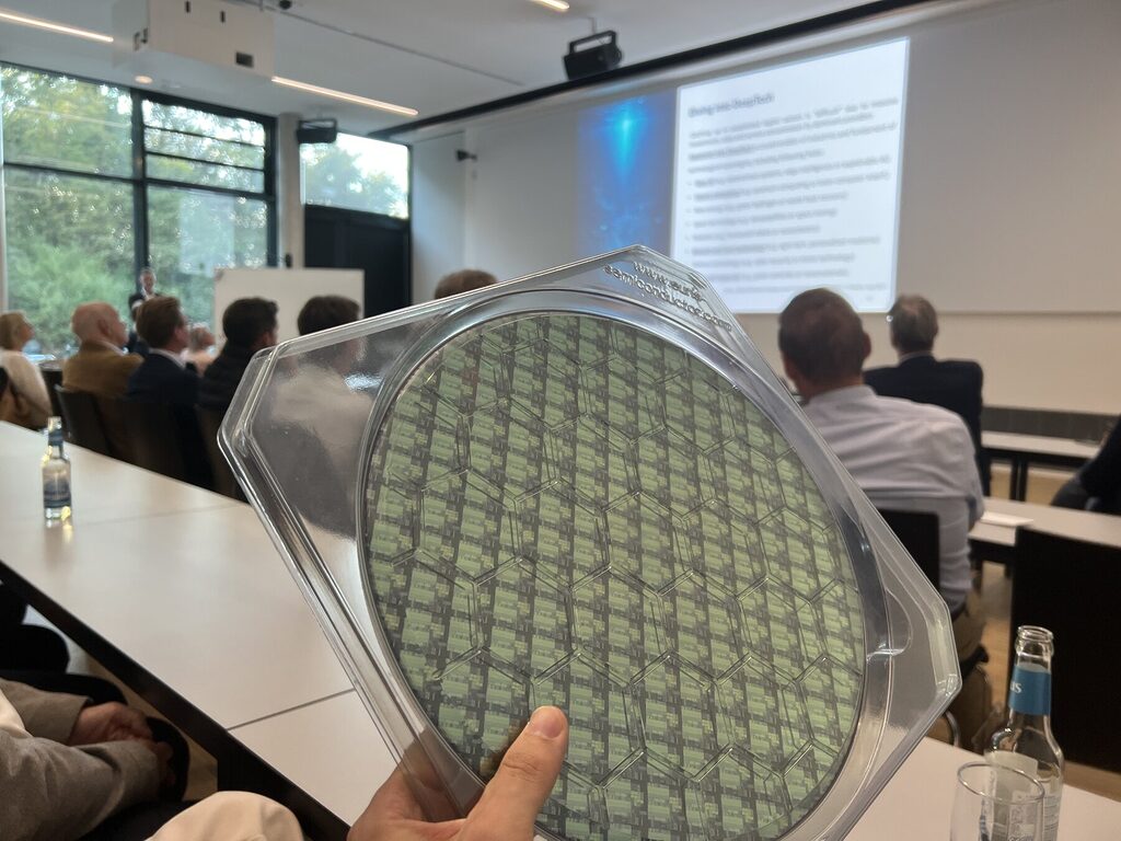 Ein Halbleiterwafer wird während des INCYTE-Besuchs gezeigt