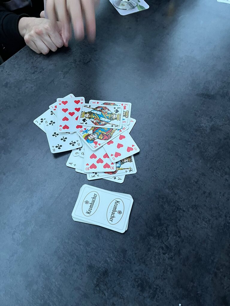 Spielkarten auf dem Tisch beim AWO-Treffen