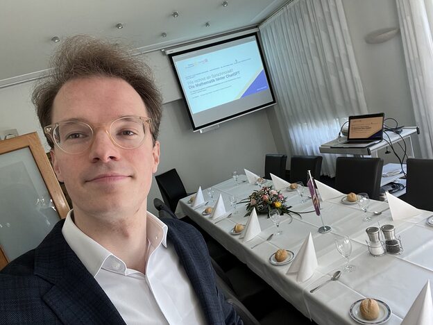 Jan Spörer vor der Präsentation „Die Mathematik hinter ChatGPT“ beim Rotary Club Siegen-Schloß